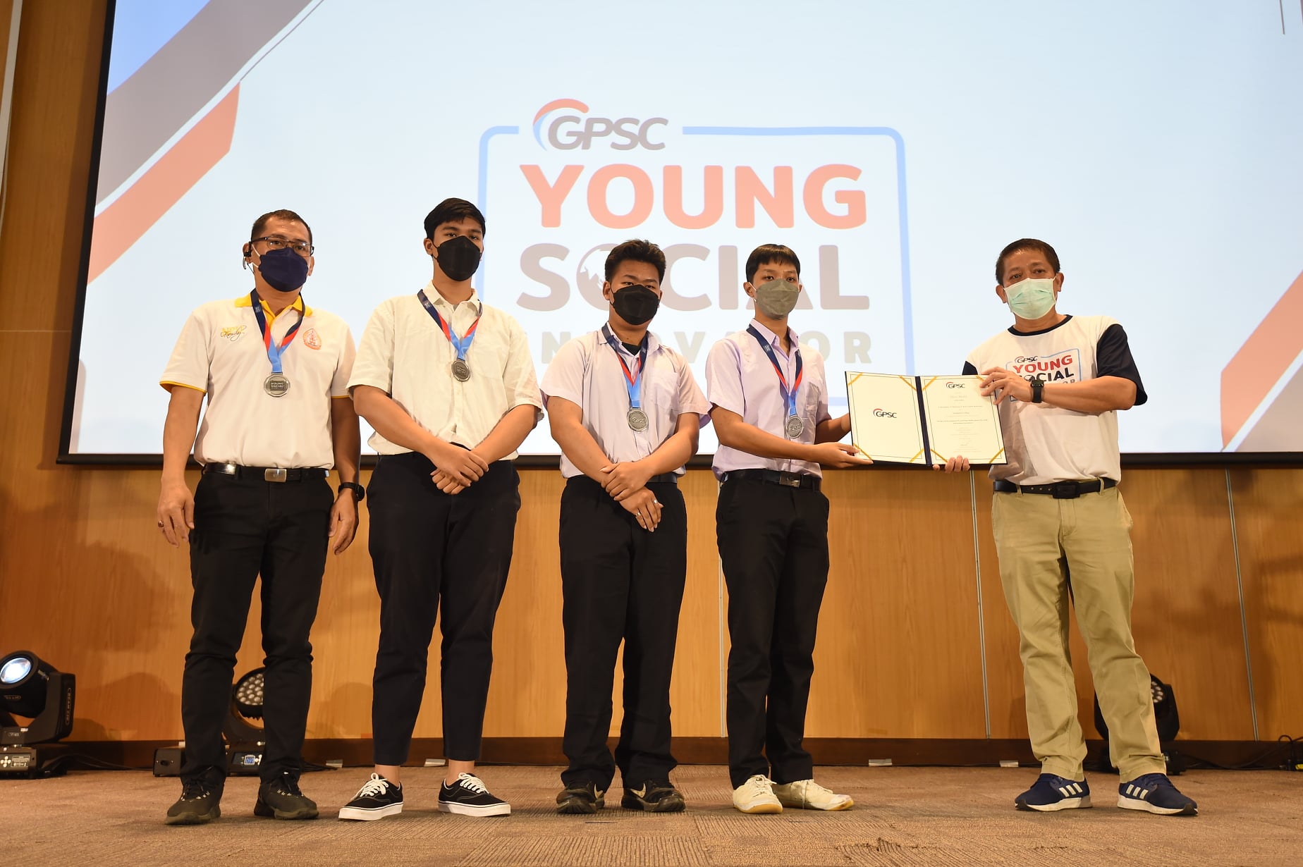 นศ.วิทยาลัยธาตุพนม มหาวิทยาลัยนครพนม รับรางวัลเหรียญเงินประเภทสิ่งประดิษฐ์ จากการแข่งขัน GPSC Young Social Innovation